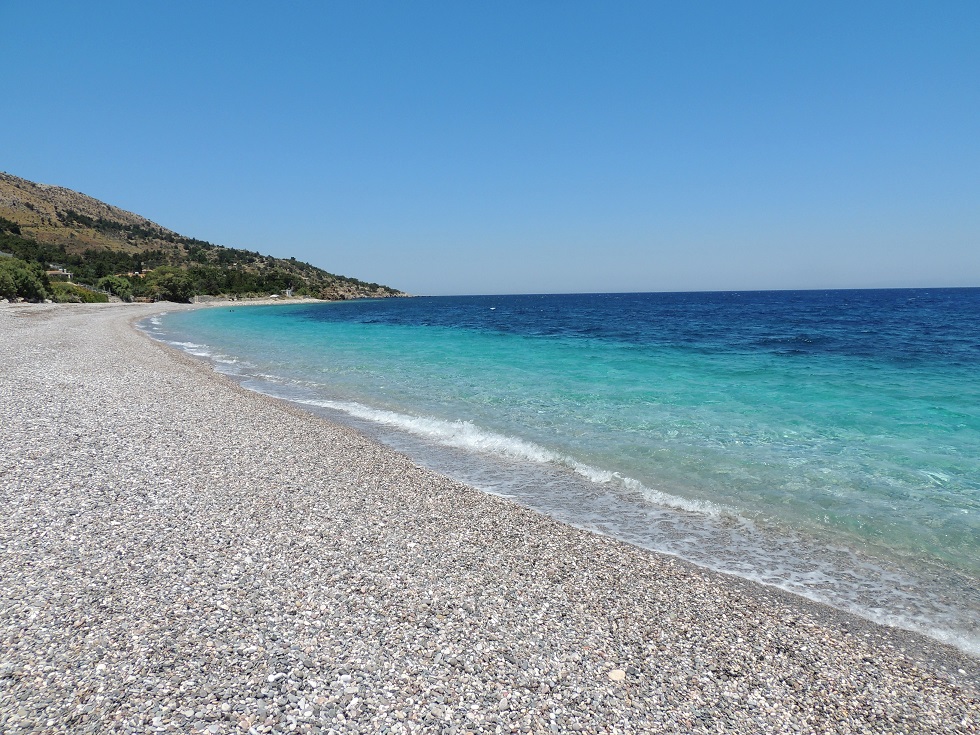 Foto di Giosonas beach con una superficie del ciottolo fine bianco