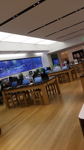 Computer Store «Microsoft Store - International Plaza», reviews and photos, 2223 N Westshore Blvd, Tampa, FL 33607, USA