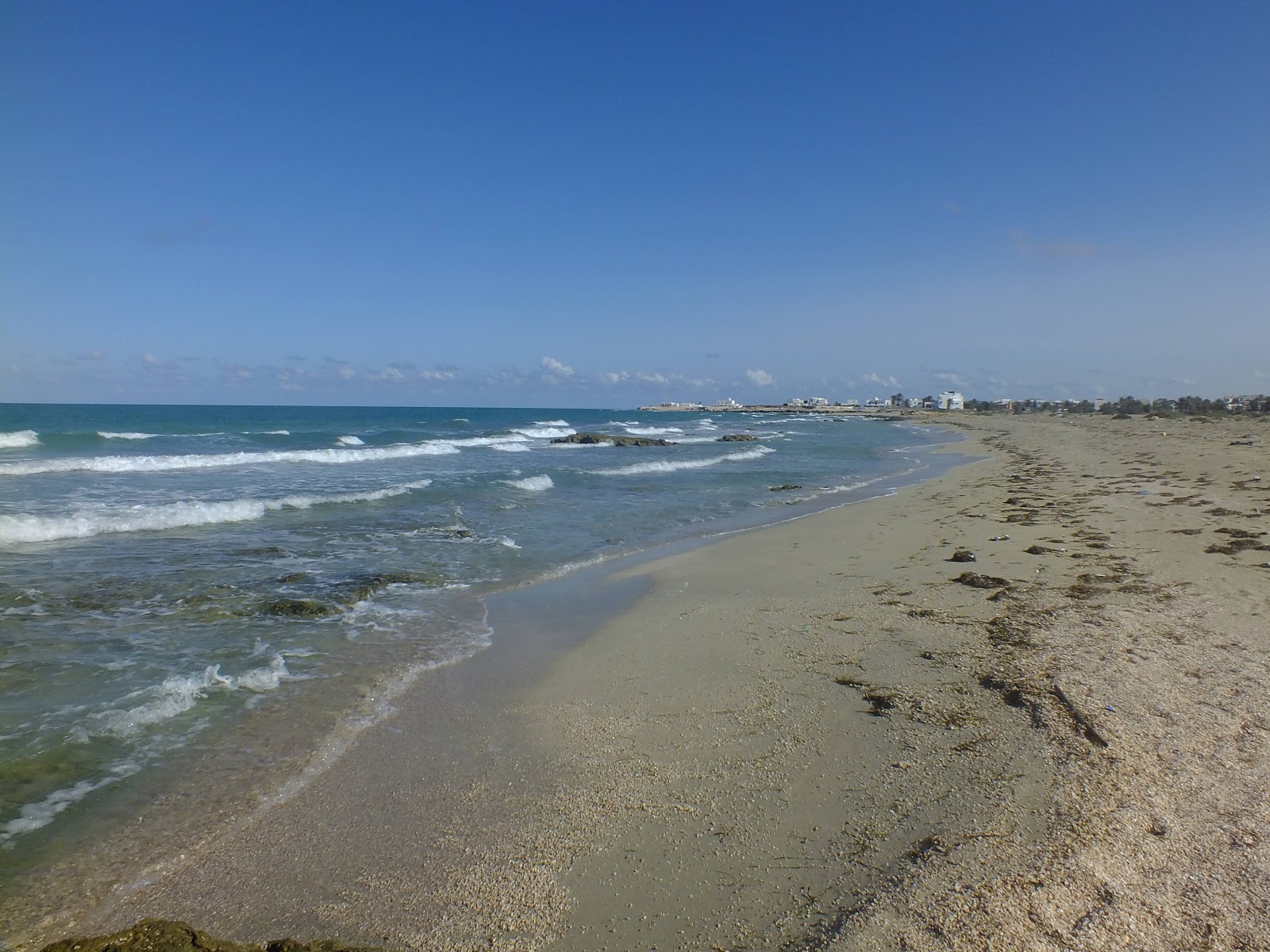 Fotografija Al Batwar beach z turkizna voda površino