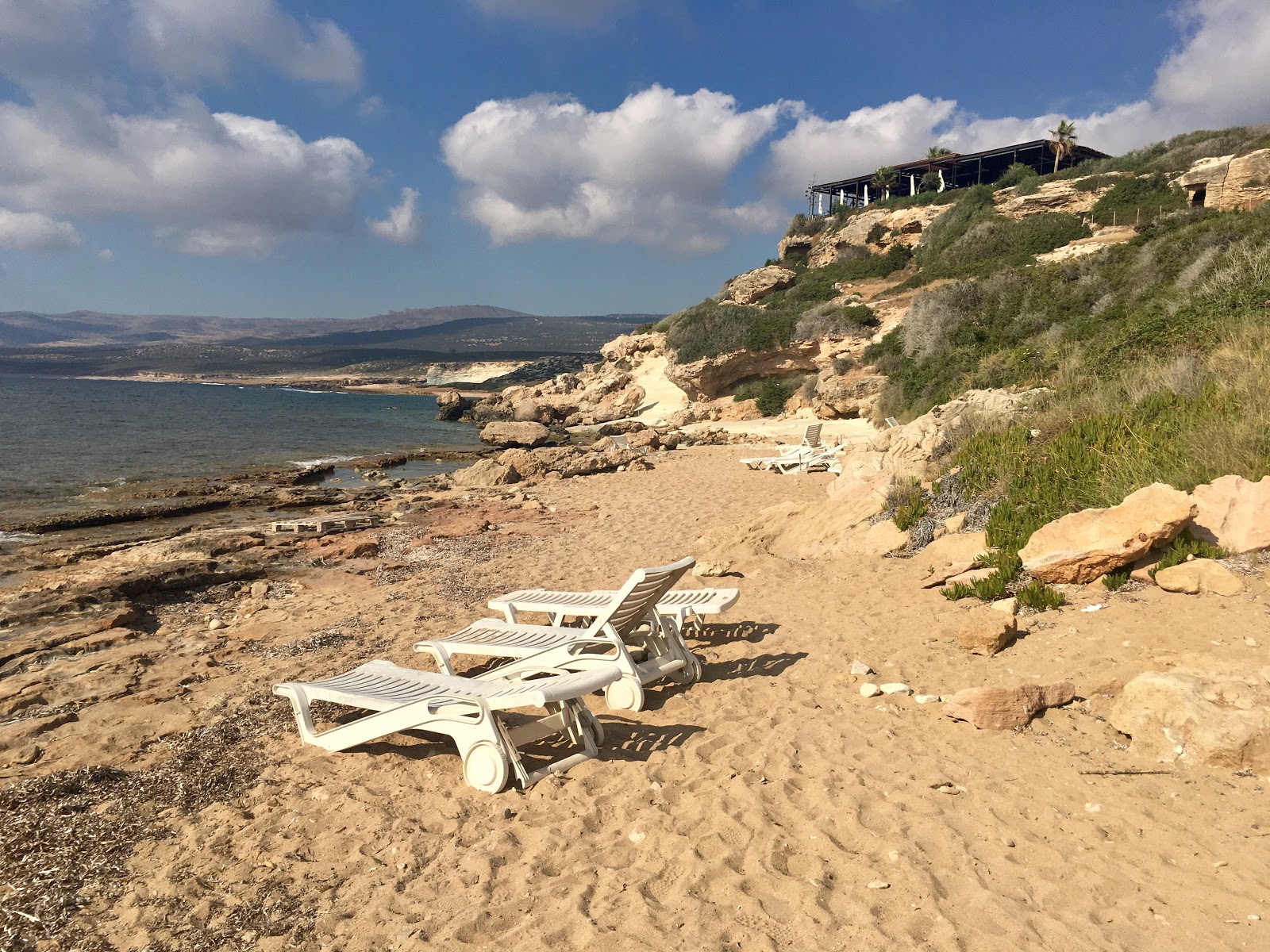 Zdjęcie Agios Georgios Beach otoczony górami
