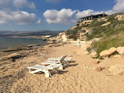 Zdjęcie Agios Georgios Beach otoczony górami
