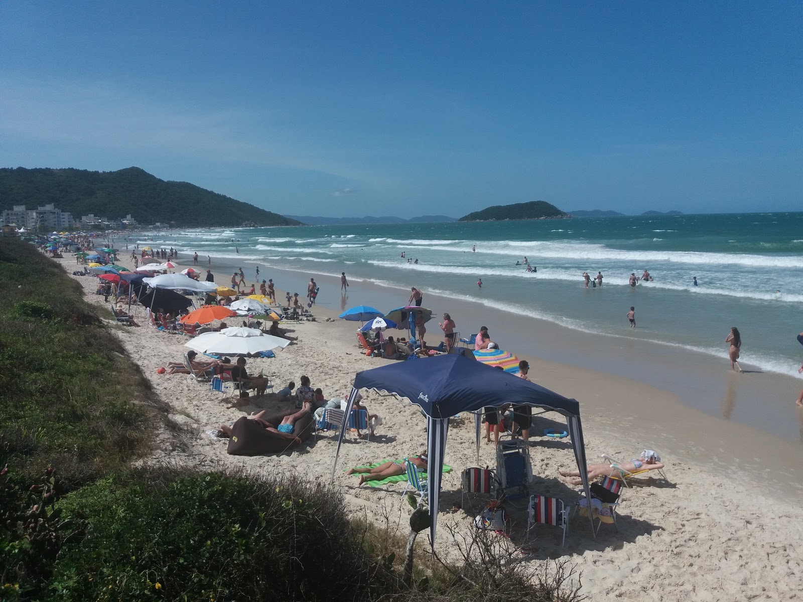 Foto av Praia Palmas do Arvoredo omgiven av klippor
