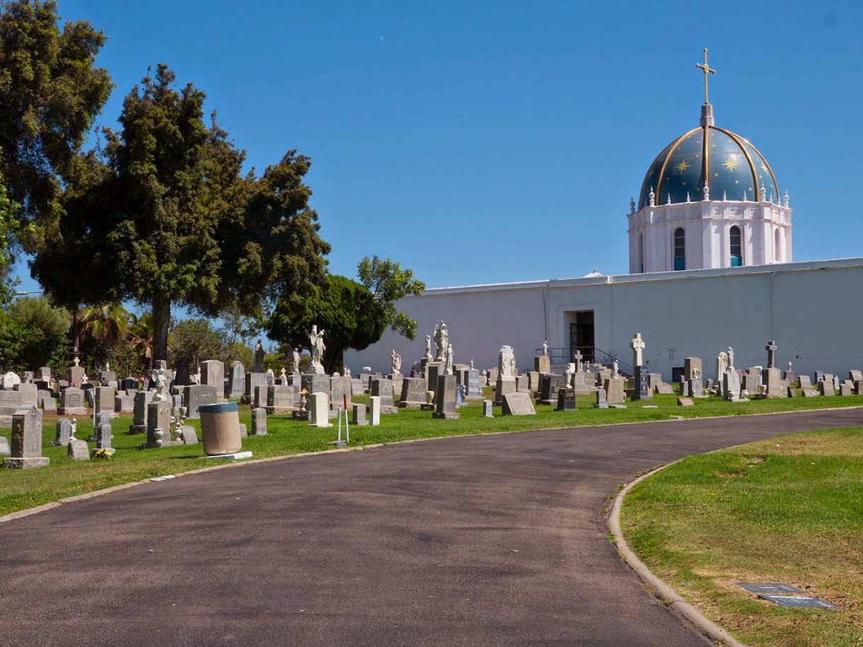 Holy Cross Cemetery & Mausoleum