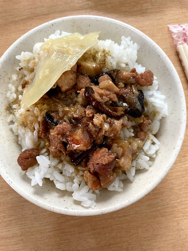 頂角仔美食臭豆腐拉仔麵魯肉飯爌肉飯 的照片