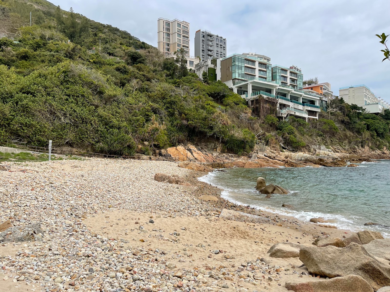 Hair Pin Beach'in fotoğrafı düz bir kıyı şeridi ile birlikte