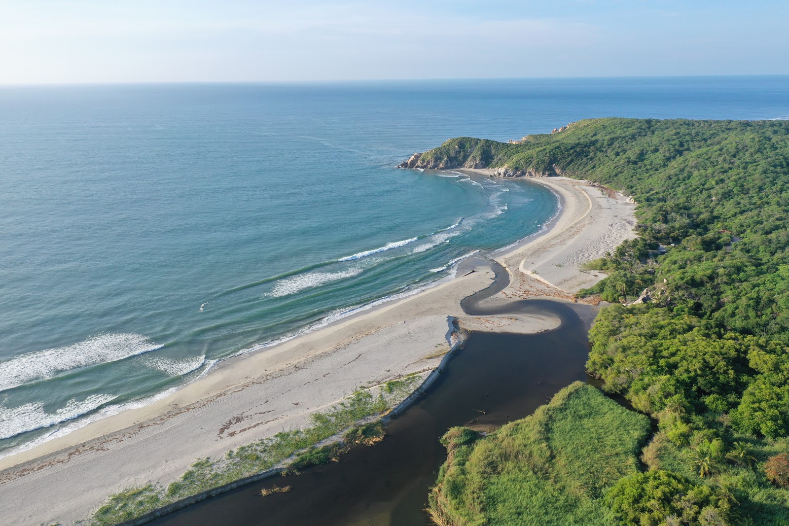 Barra de La Cruz的照片 带有长直海岸