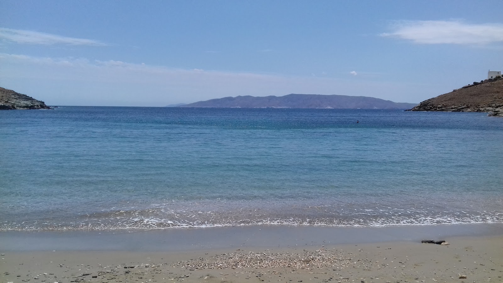 Photo of Paralia Simousi backed by cliffs