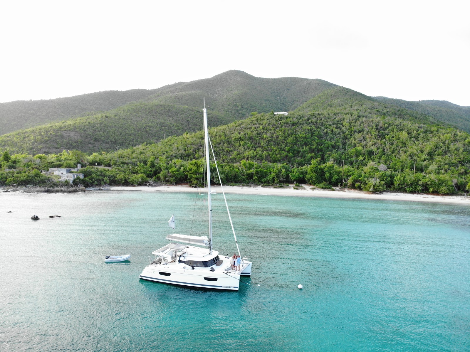 Lameshur beach'in fotoğrafı uçurumlarla desteklenmiş