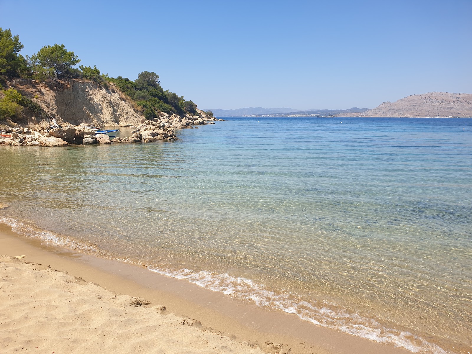 Valokuva Kavosin rantaista. pinnalla beige iekka:n kanssa