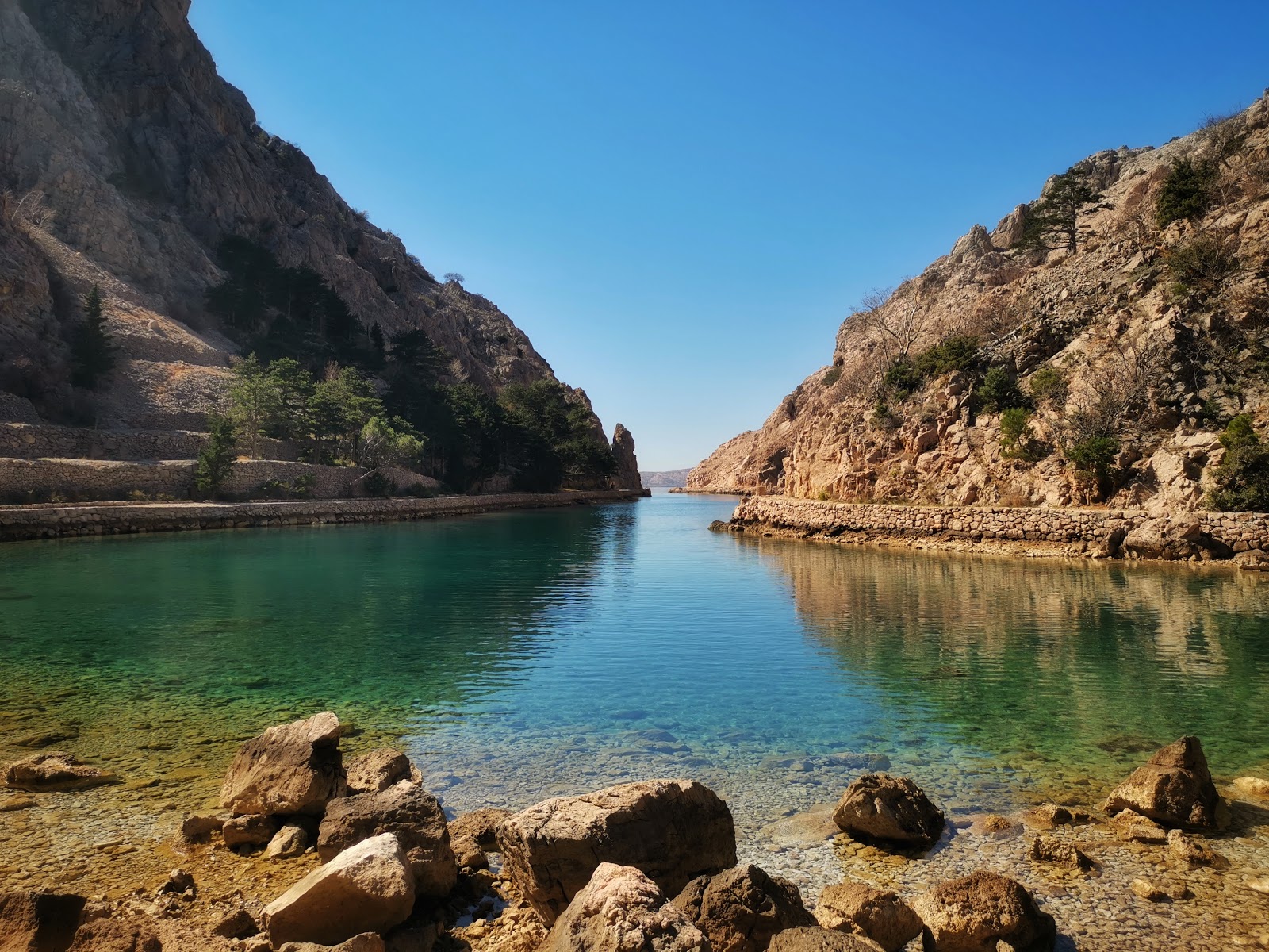 Φωτογραφία του Uvala Zavratnica με επίπεδο καθαριότητας πολύ καθαρό