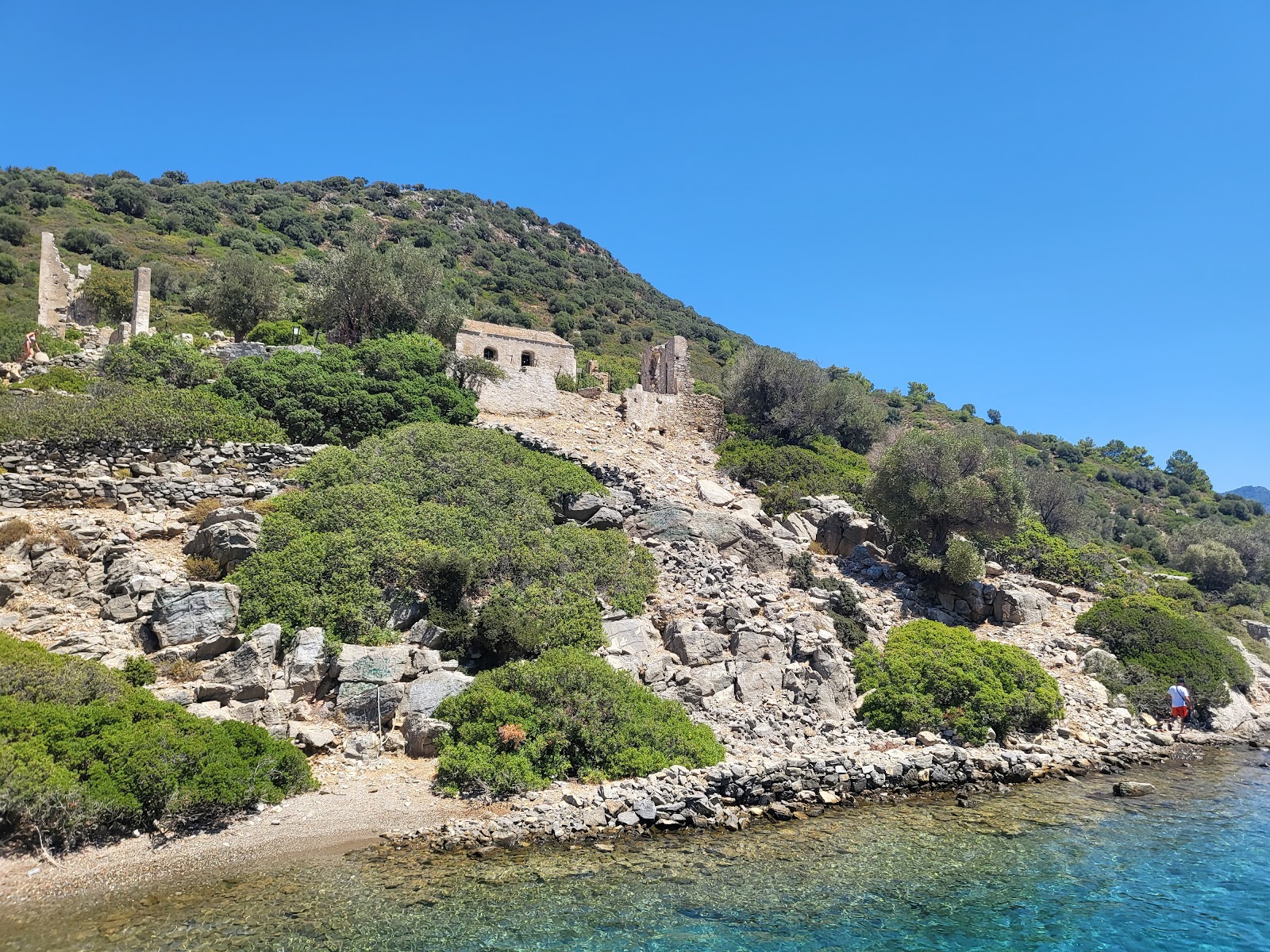 Foto di Kamerye Adasi Beach circondato da montagne