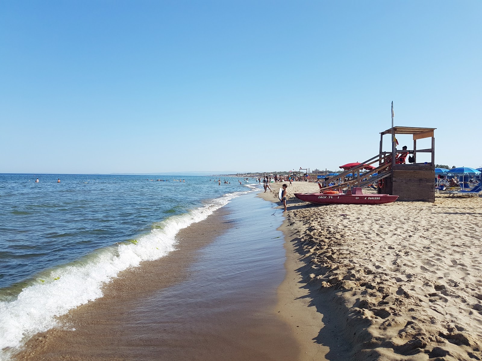 Spiaggia Di Catania的照片 带有碧绿色纯水表面