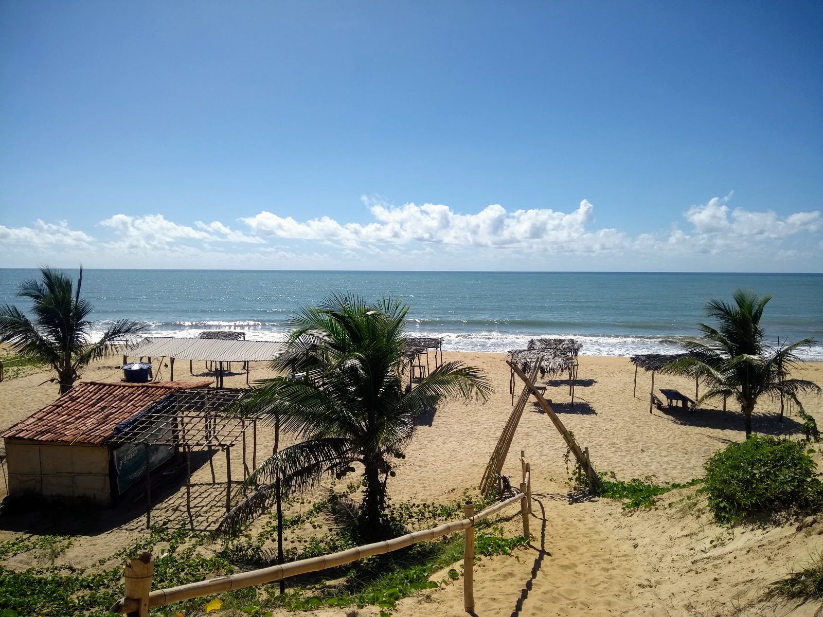 Foto de Praia do Tambá e o assentamento