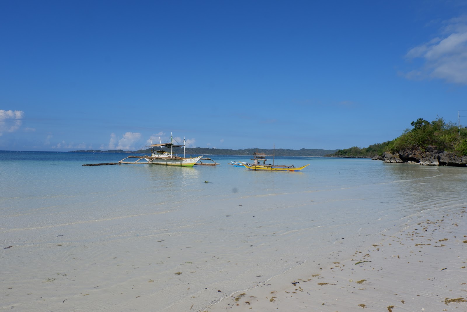 Foto von Inasakan Beach mit feiner weißer sand Oberfläche