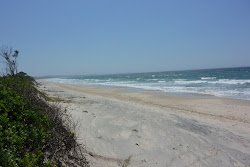 Foto di Tyagarah Beach circondato da montagne