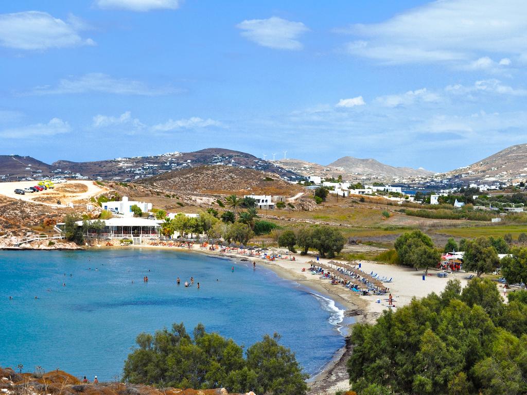 Foto de Parasporos beach con agua cristalina superficie