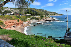 Vouliagmeni 2 beach'in fotoğrafı geniş ile birlikte