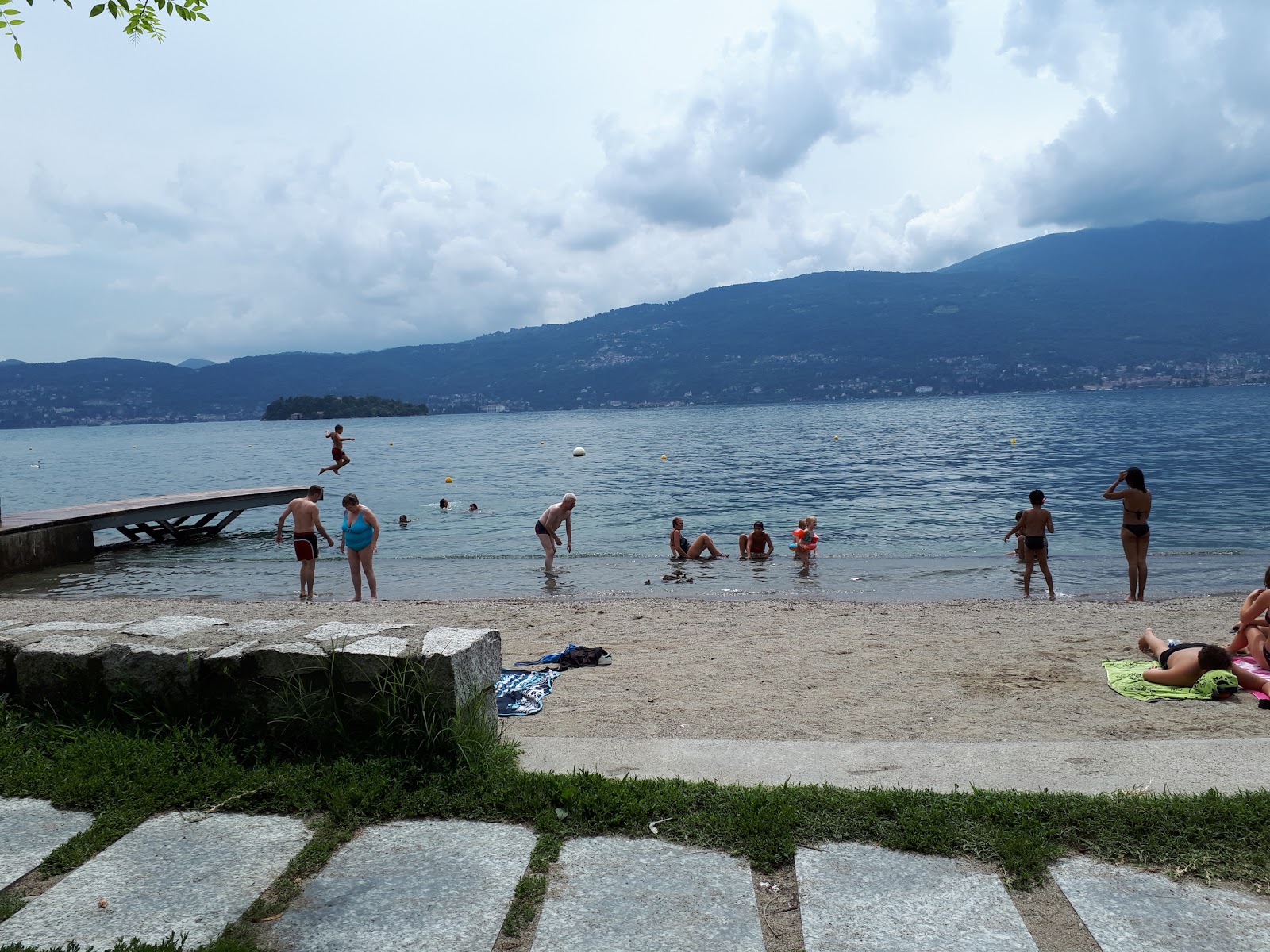 Zdjęcie Suna Beach poparte klifami