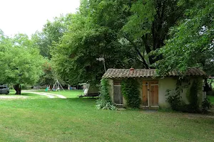 Chambres d'hôtes & Camping Les Jardins de Camelot Villegouge image