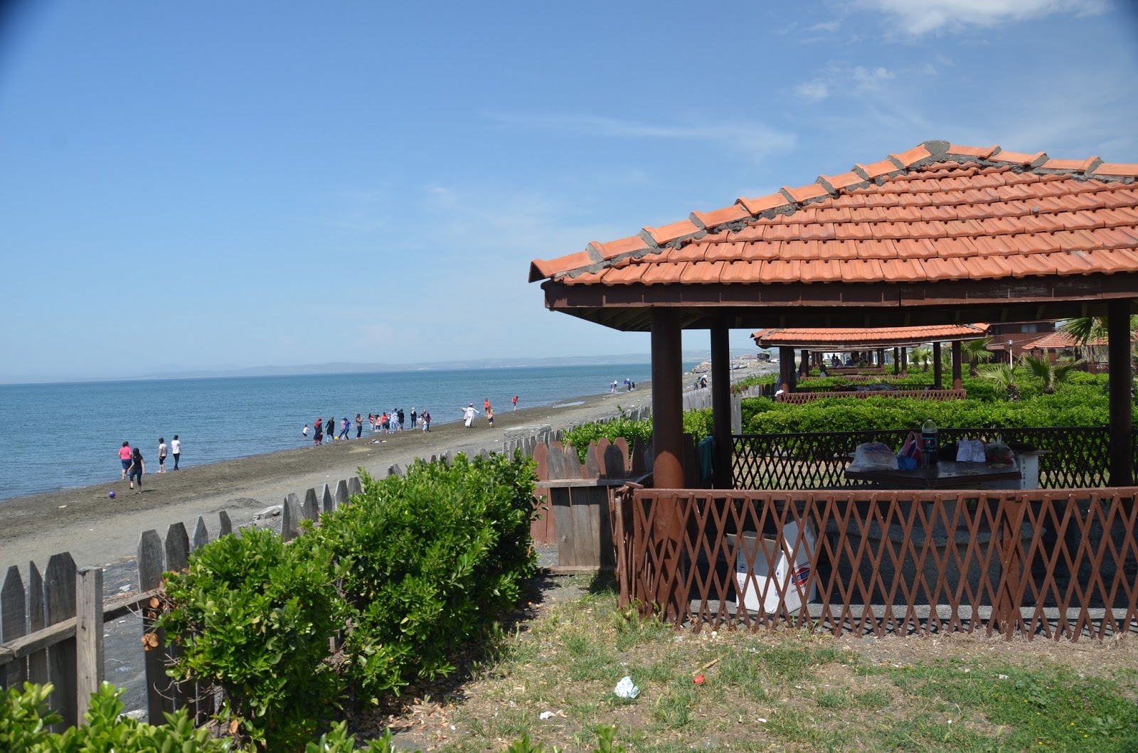 Foto di Yeniyurt beach con una superficie del acqua turchese
