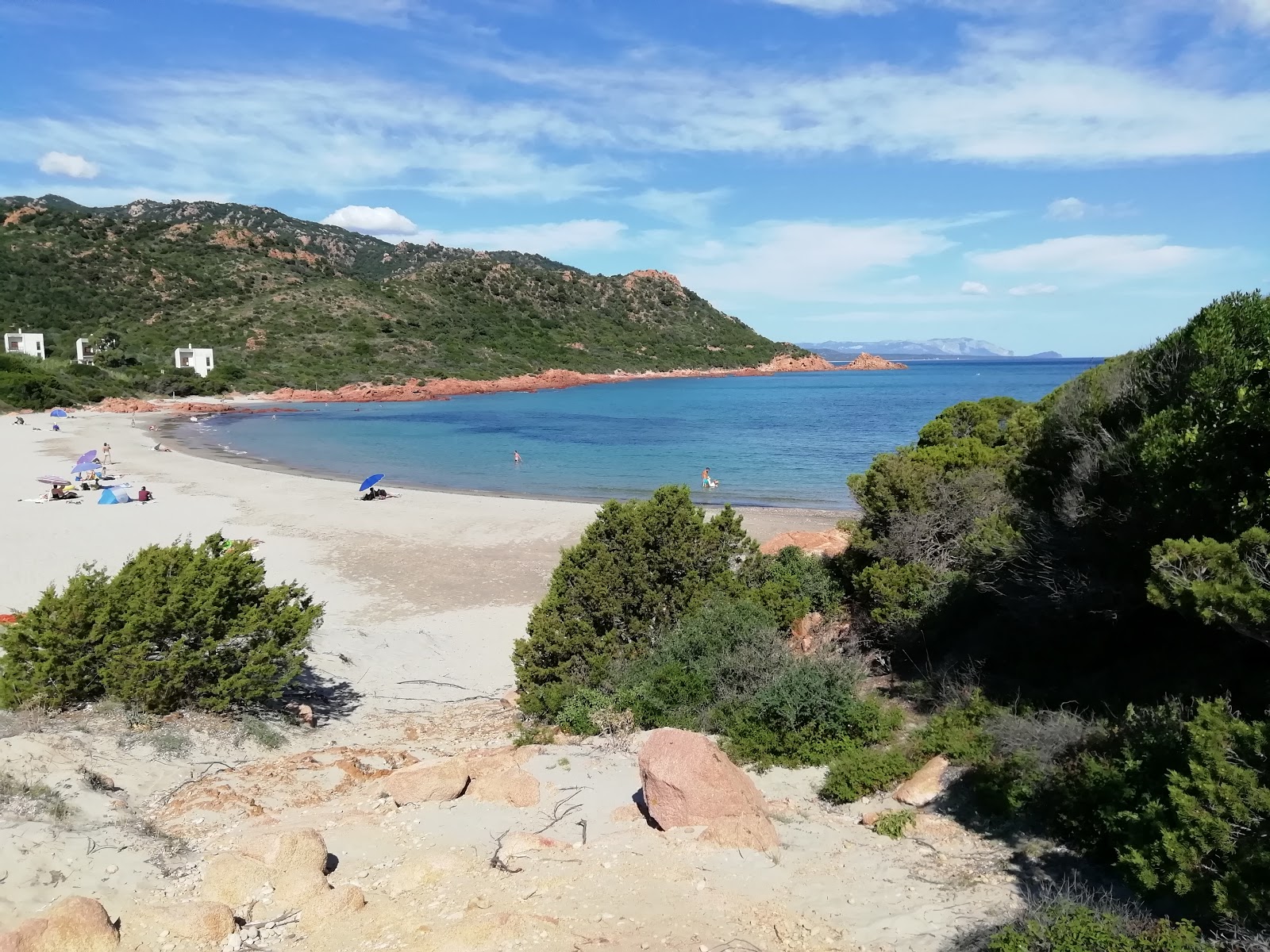 Foto av Su Sirboni Stranden med turkos rent vatten yta