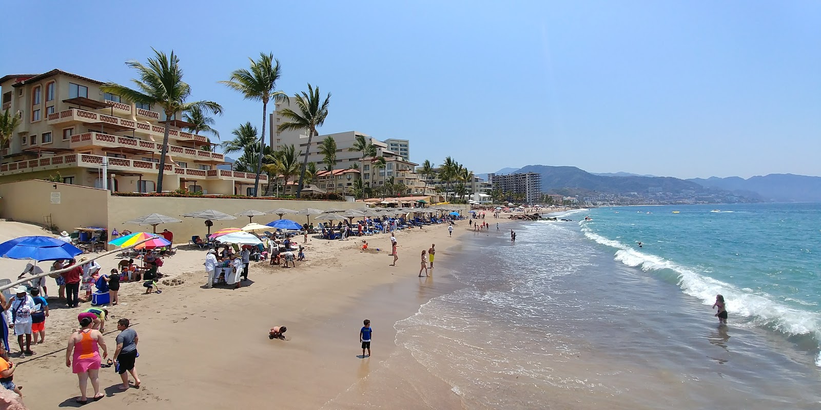Foto di Las Glorias beach con una superficie del sabbia beige