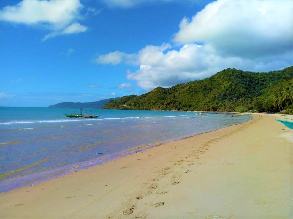 Foto di Salimbanog Beach con una superficie del acqua cristallina