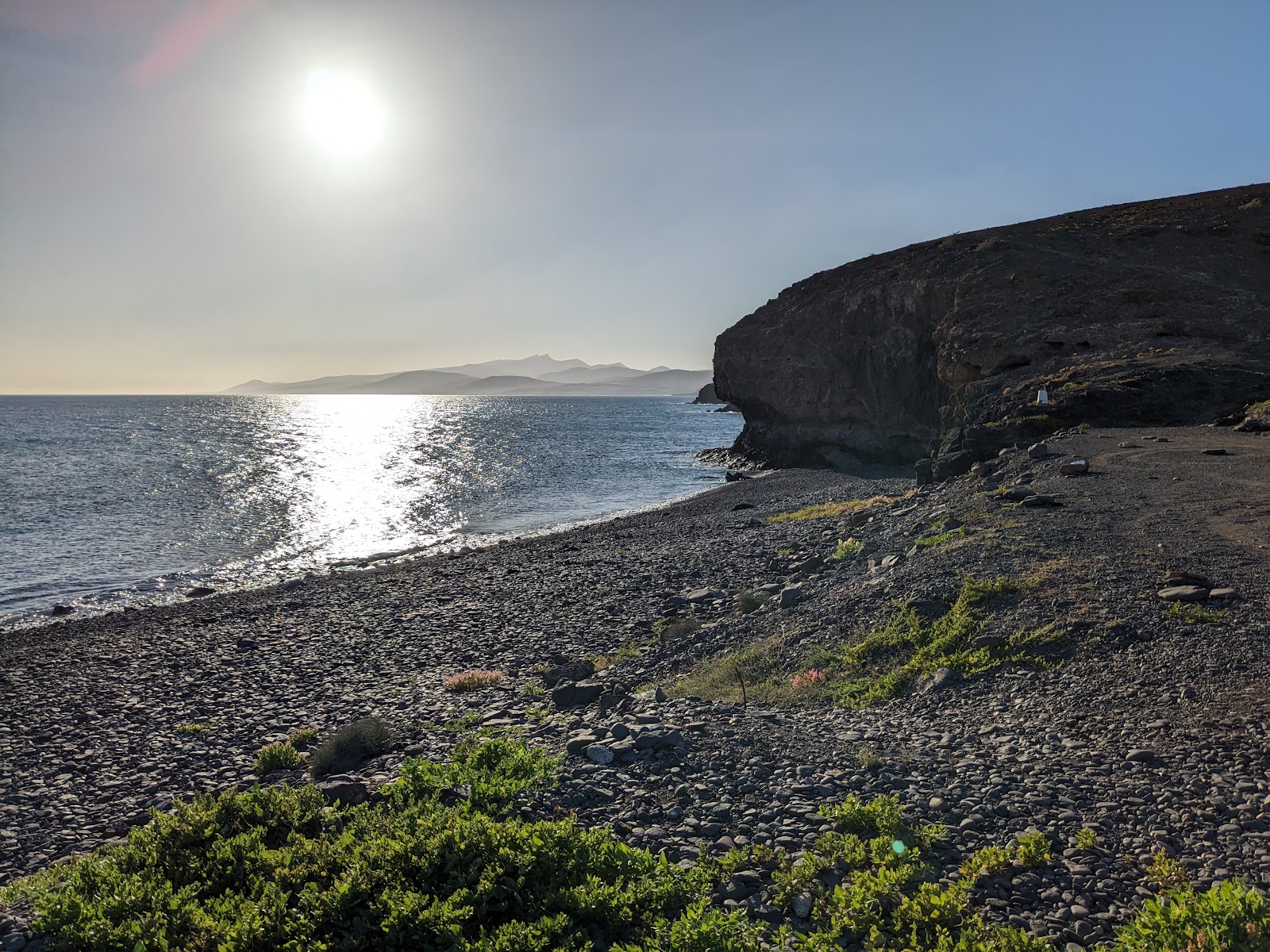 Foto di Playa de Puerto Rico con una superficie del ciottoli grigi