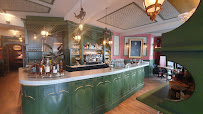 Atmosphère du Restaurant français Madame Charles Café et restaurant à Paris - n°11