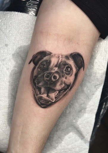 Explore queen bee tattoo ideas, creative tattoo ideas in Southampton, available at Le Uke Tattoo Studio
