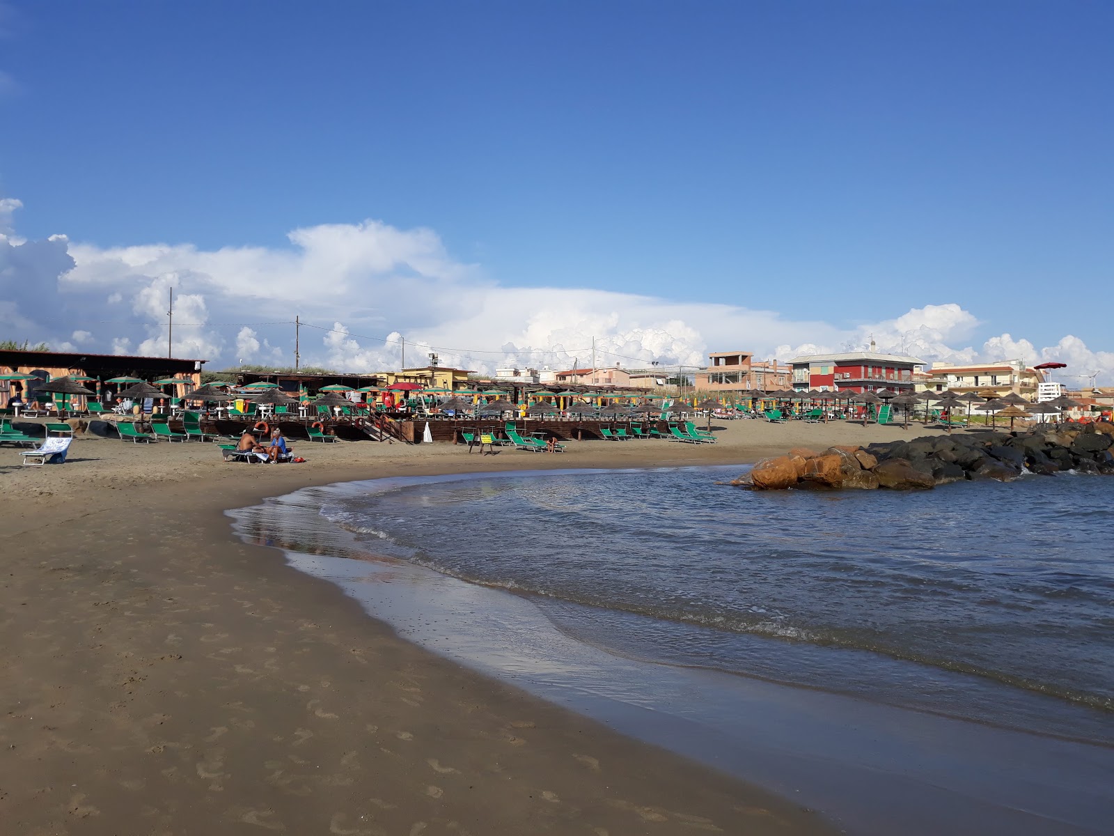 Foto di Spiaggia Torre Flavia con una superficie del sabbia marrone