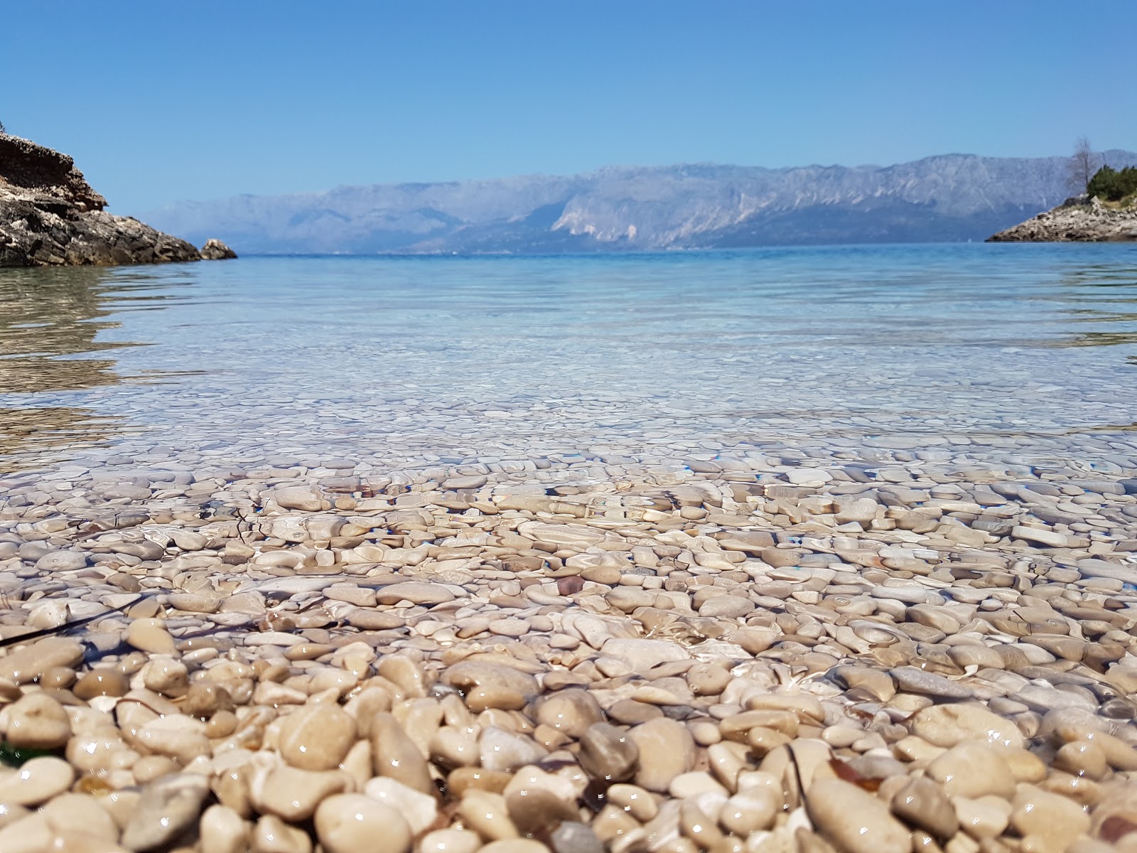 Foto de Didina beach II con agua cristalina superficie