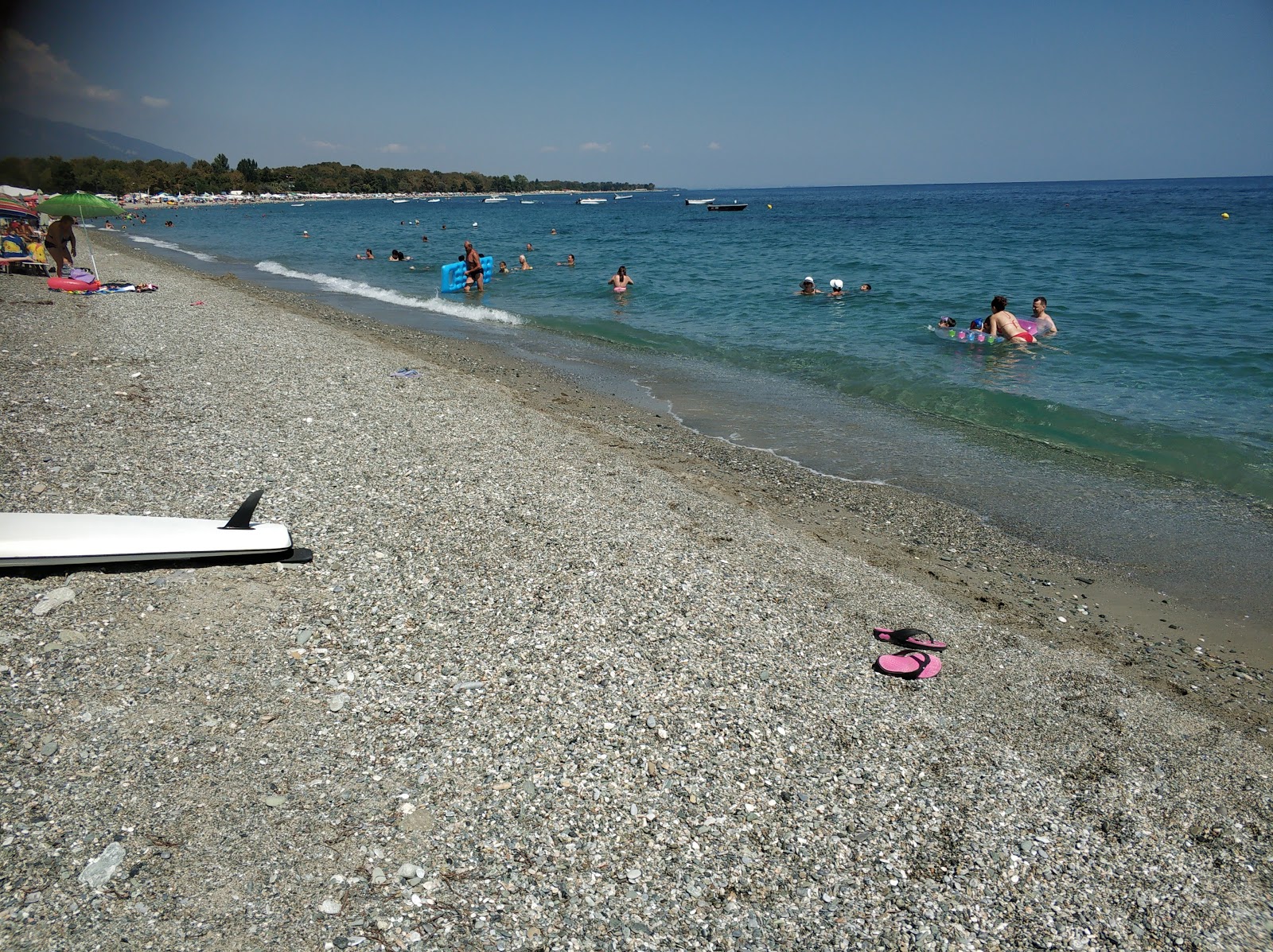 Foto de Panteleimon beach com água cristalina superfície