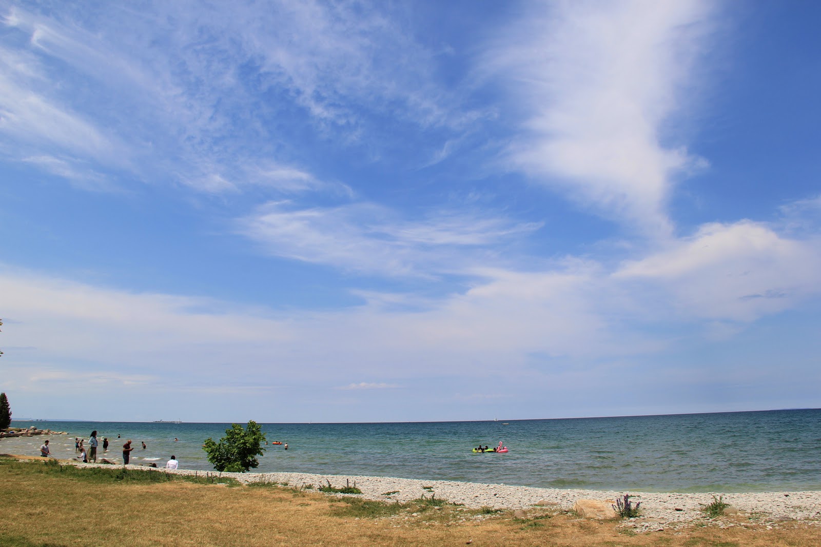 Fotografie cu Sunset Point Beach cu o suprafață de iarbă