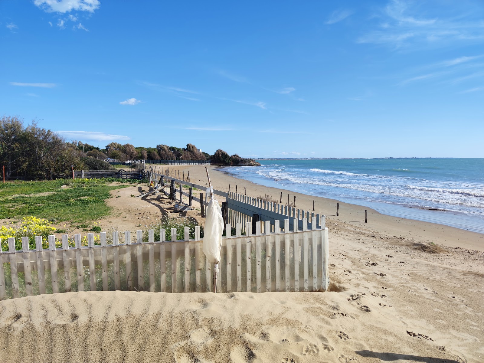 Zdjęcie Spiaggia di Ciriga z powierzchnią beżowy piasek