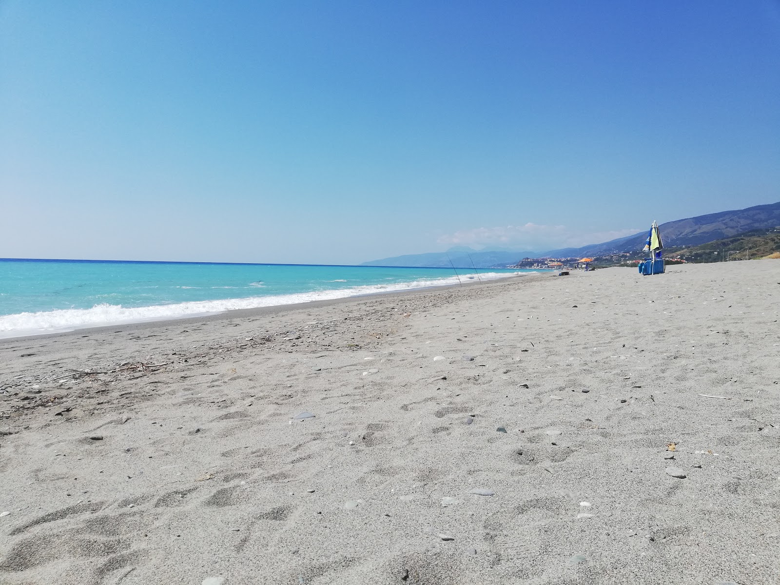 Spiaggia di Torremezzo di Falconara'in fotoğrafı uçurumlarla desteklenmiş