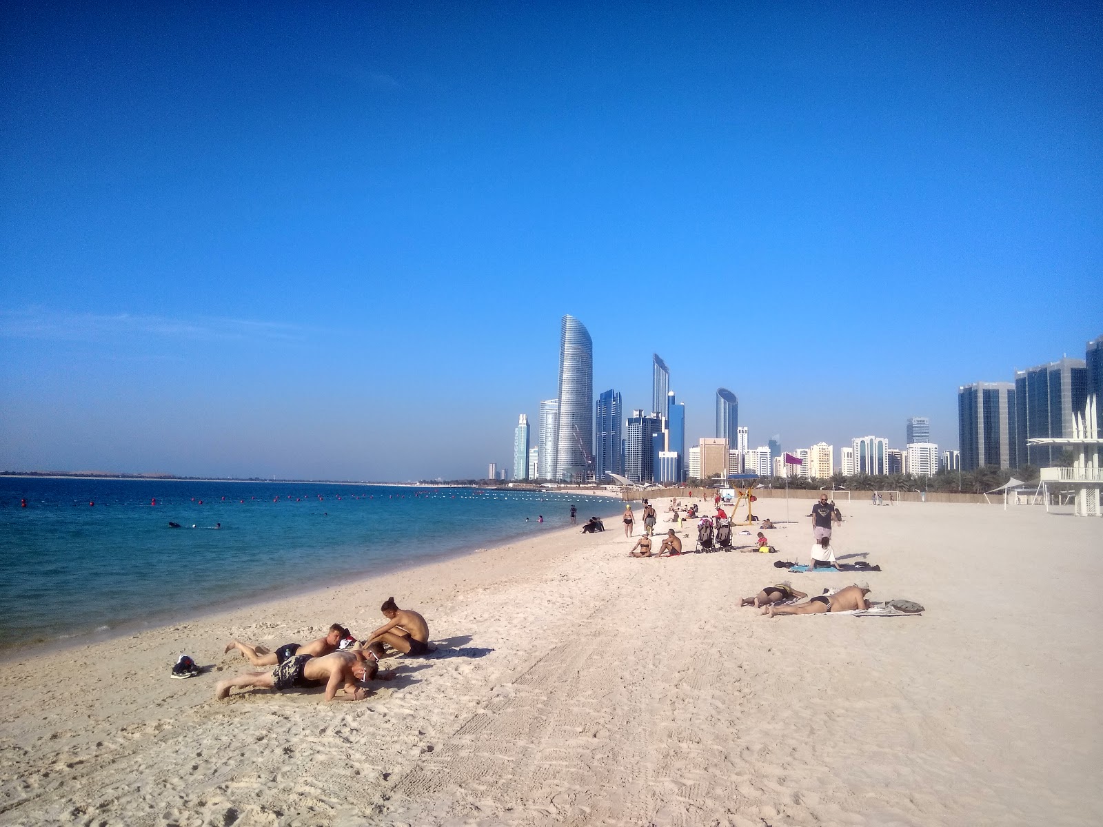 Corniche beach'in fotoğrafı beyaz ince kum yüzey ile