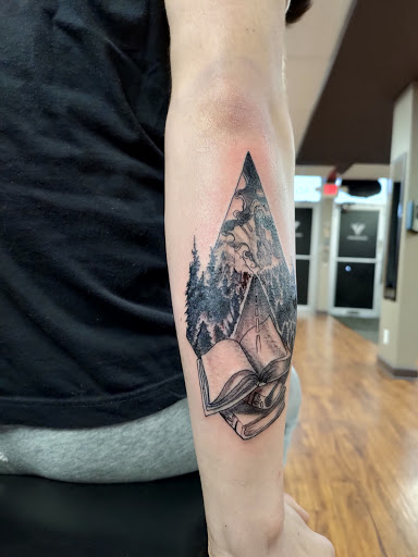 Tattoo Shop «Color Theory Tattoo», reviews and photos, 1047 E St Charles Rd, Lombard, IL 60148, USA