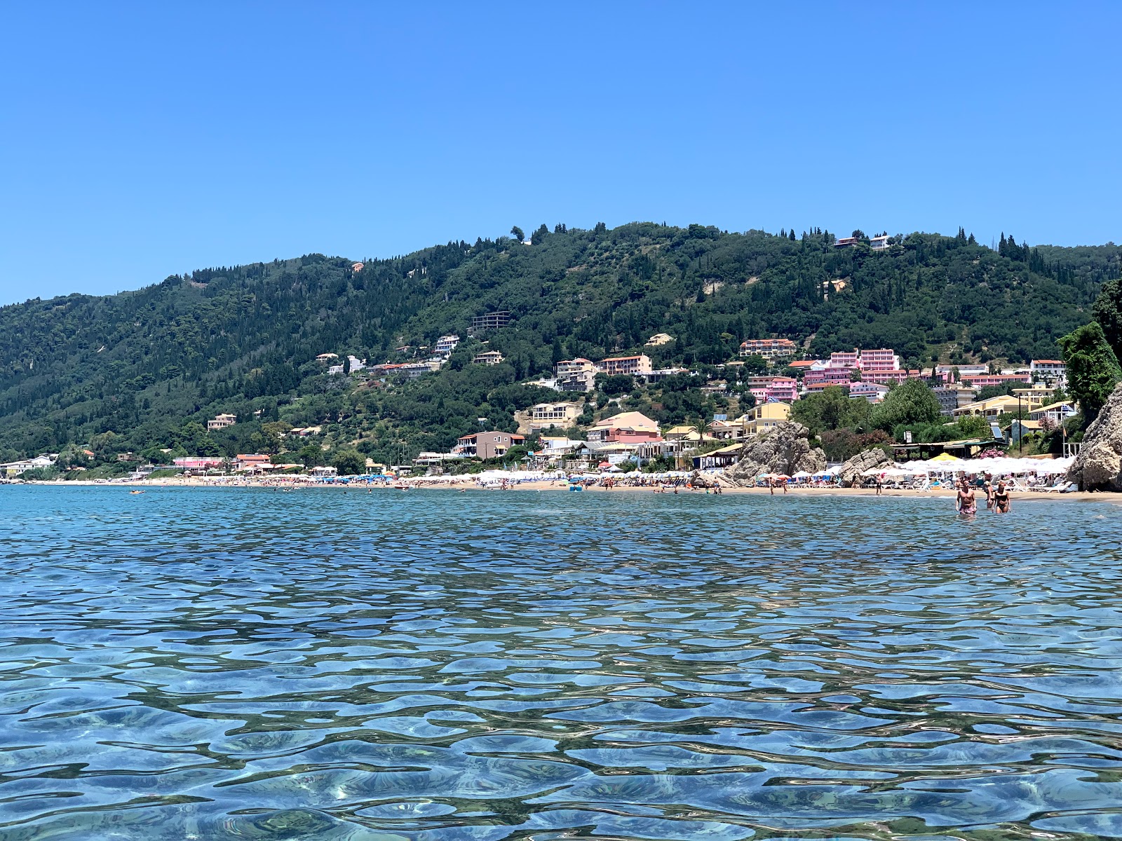 Foto de Praia de Agios Gordios e sua bela paisagem