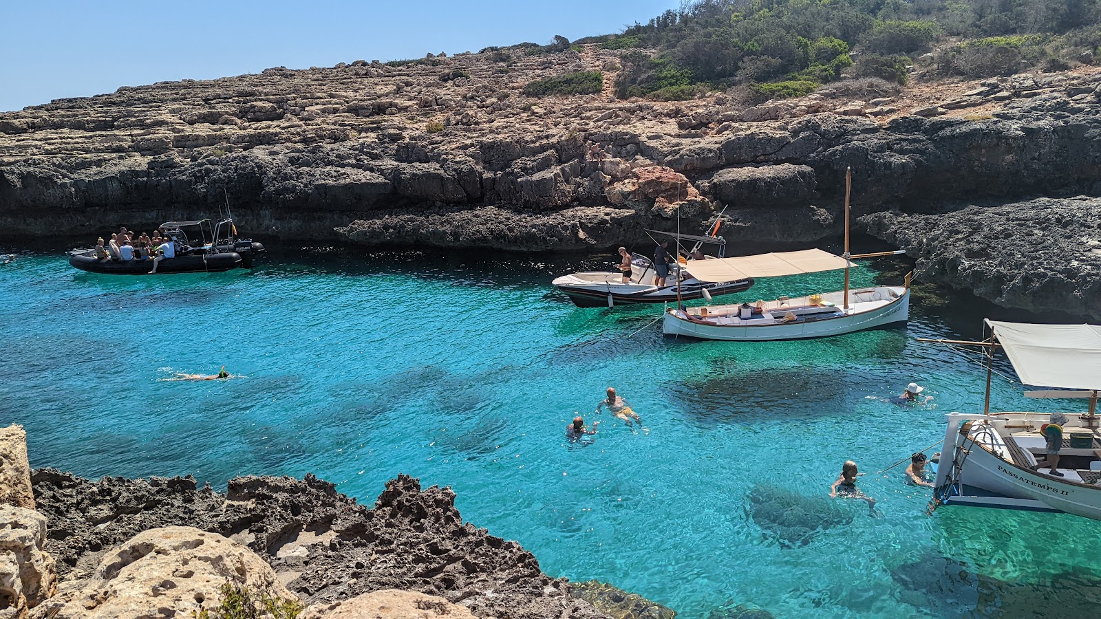 Foto van Platja de Cala Estreta wilde omgeving