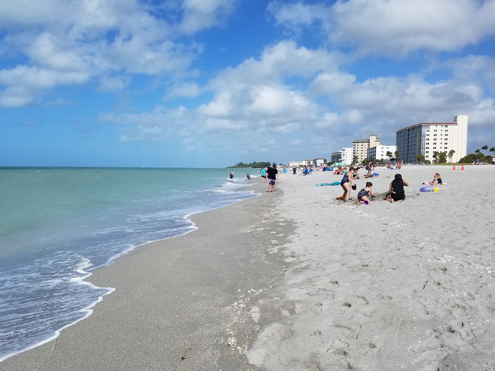 Φωτογραφία του Venice beach με μικρά μπεζ βότσαλα επιφάνεια