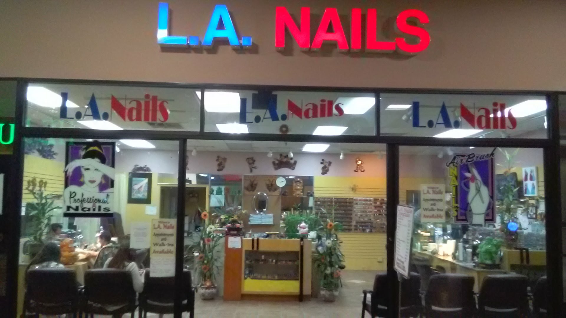 L a Nails