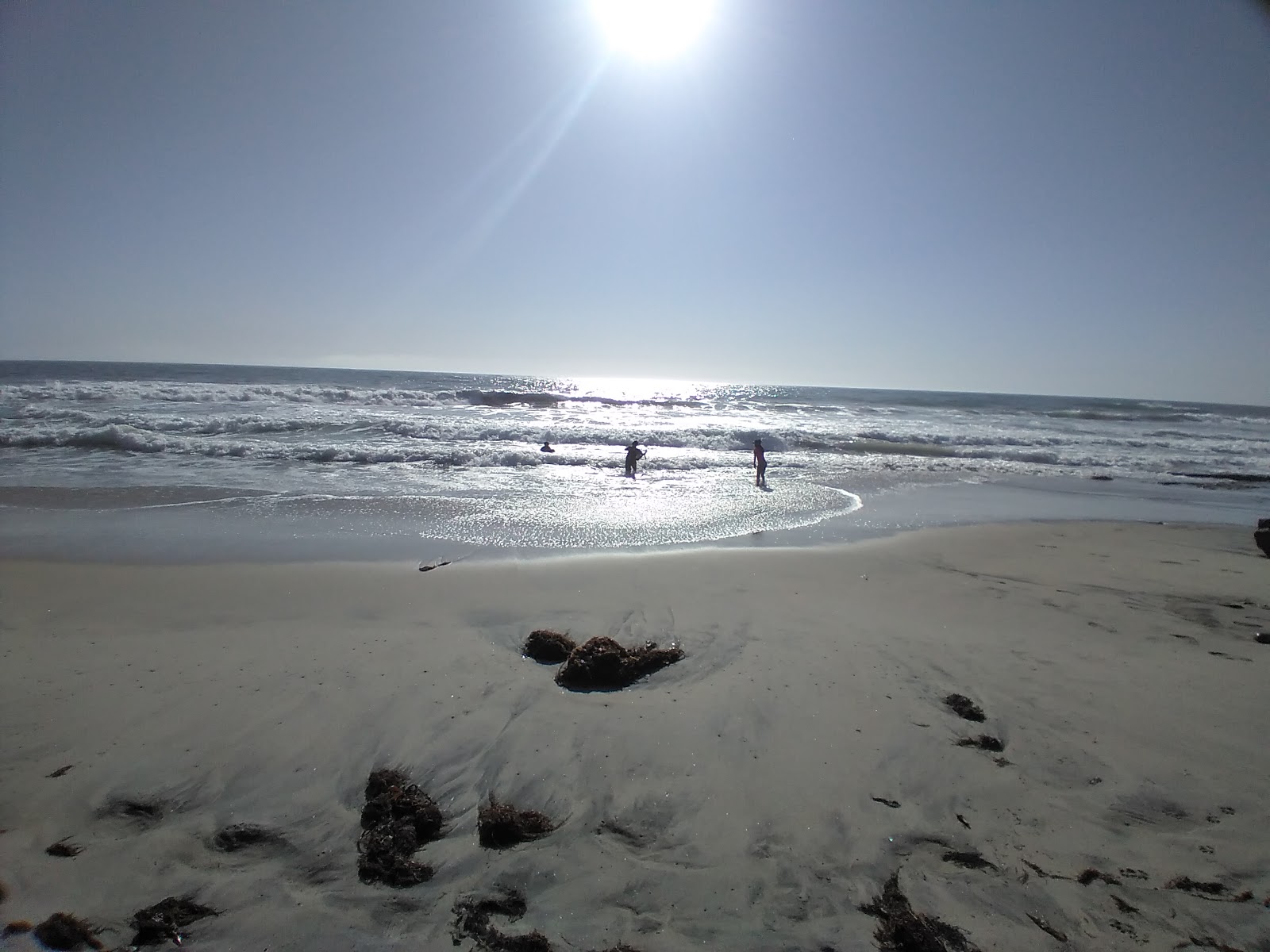 Playa Ejido Erendira的照片 带有碧绿色水表面