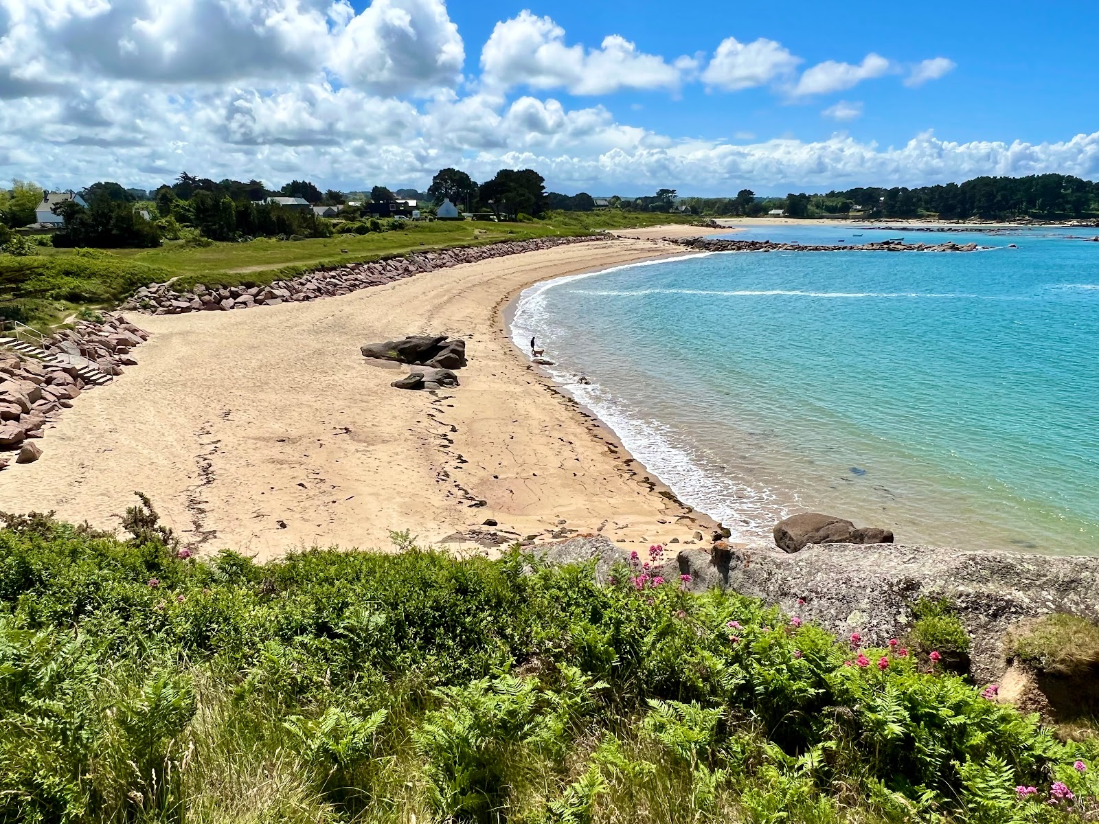 Valokuva Plage de Toull Bihanista. pinnalla turkoosi puhdas vesi:n kanssa