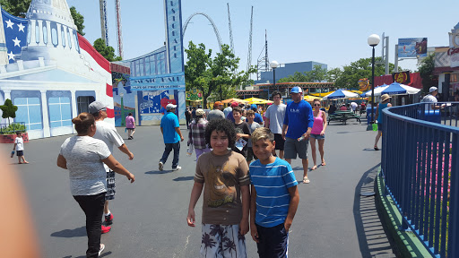 Shopping Mall «Looney Tunes Mall - Six Flags Over Texas», reviews and photos, 2201 E Road to Six Flags St, Arlington, TX 76011, USA