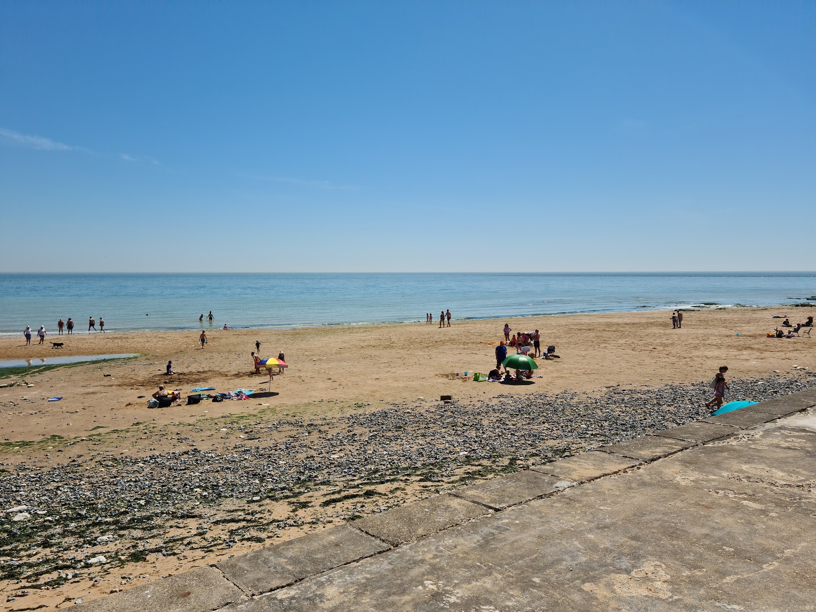 Fotografie cu Dumpton Gap beach cu o suprafață de apă pură albastră