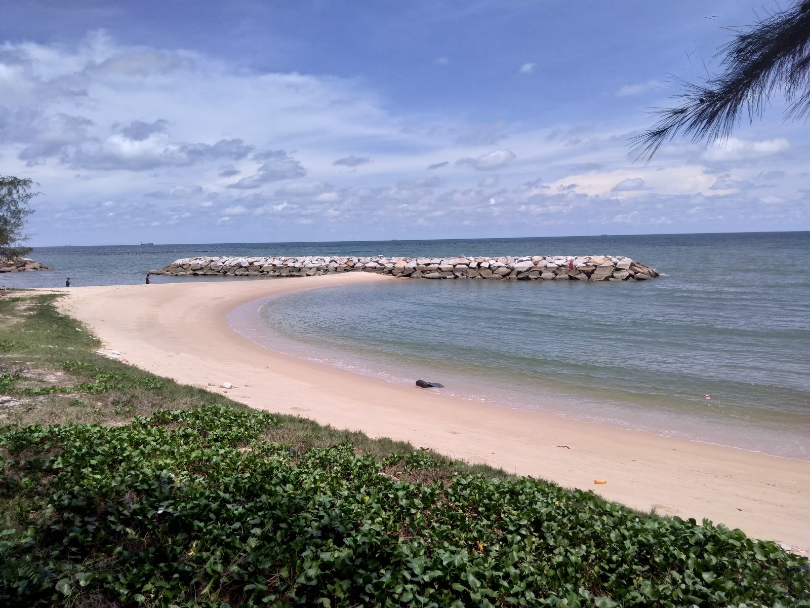 Photo de Suchada Beach II avec rivage droit, long