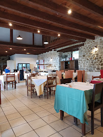 Atmosphère du L'Henriette restaurant (groupe 80 cvts) dans le Livradois Forez en Auvergne à 20 mn d'Ambert. Spécialité Auvergnate à Auzelles - n°8