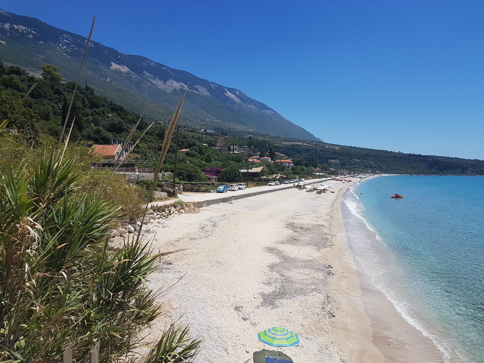 Lourdas beach'in fotoğrafı - rahatlamayı sevenler arasında popüler bir yer