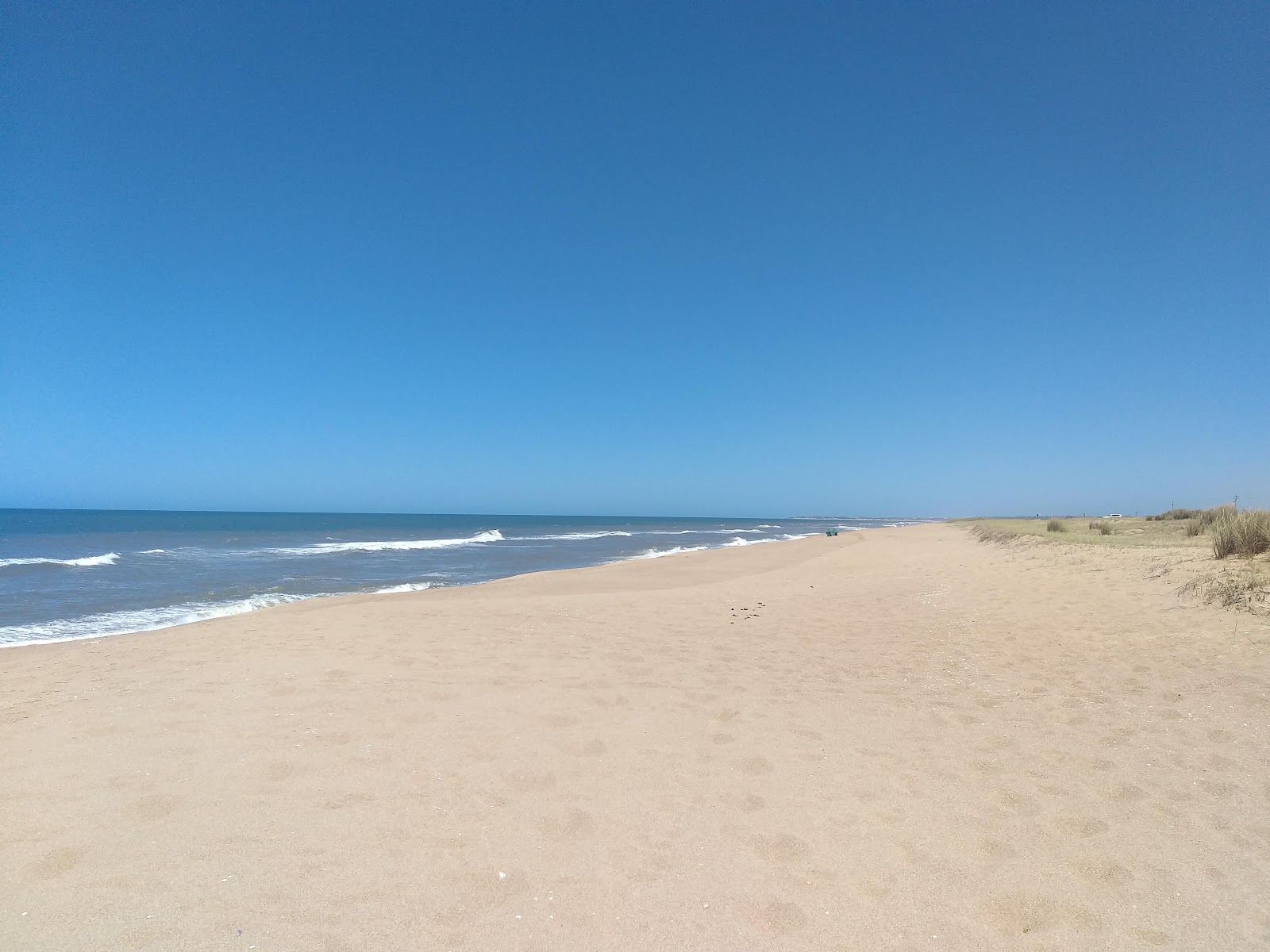 Φωτογραφία του Escondida Beach με μπεζ άμμος επιφάνεια